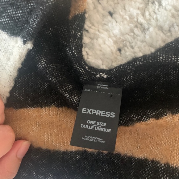 EXPRESS FRINGE PONCHO - Picture 3 of 6